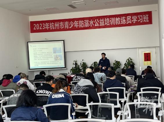 游泳漂浮基本技巧视频教学_游泳教学漂浮方法大全视频_视频游泳漂浮技巧教学基本步骤