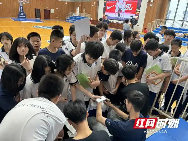 湖南省地质中学男篮夺冠归校 校内变身追星现场